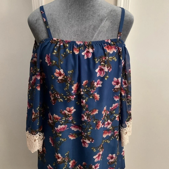 💜 A. Byer Off The Shoulder Printed Shift Dress with Lace - Picture 3 of 9
